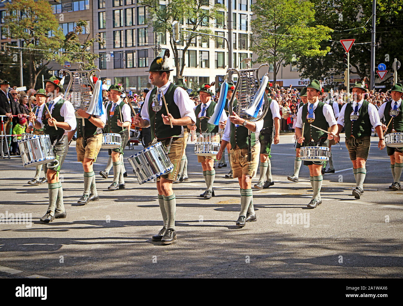 MUNICH, ALLEMAGNE - le 22 septembre 2019 Grande entrée de l'Oktoberfest, les locateurs et les brasseries, parade festive de magnifiques voitures décorées et ban Banque D'Images