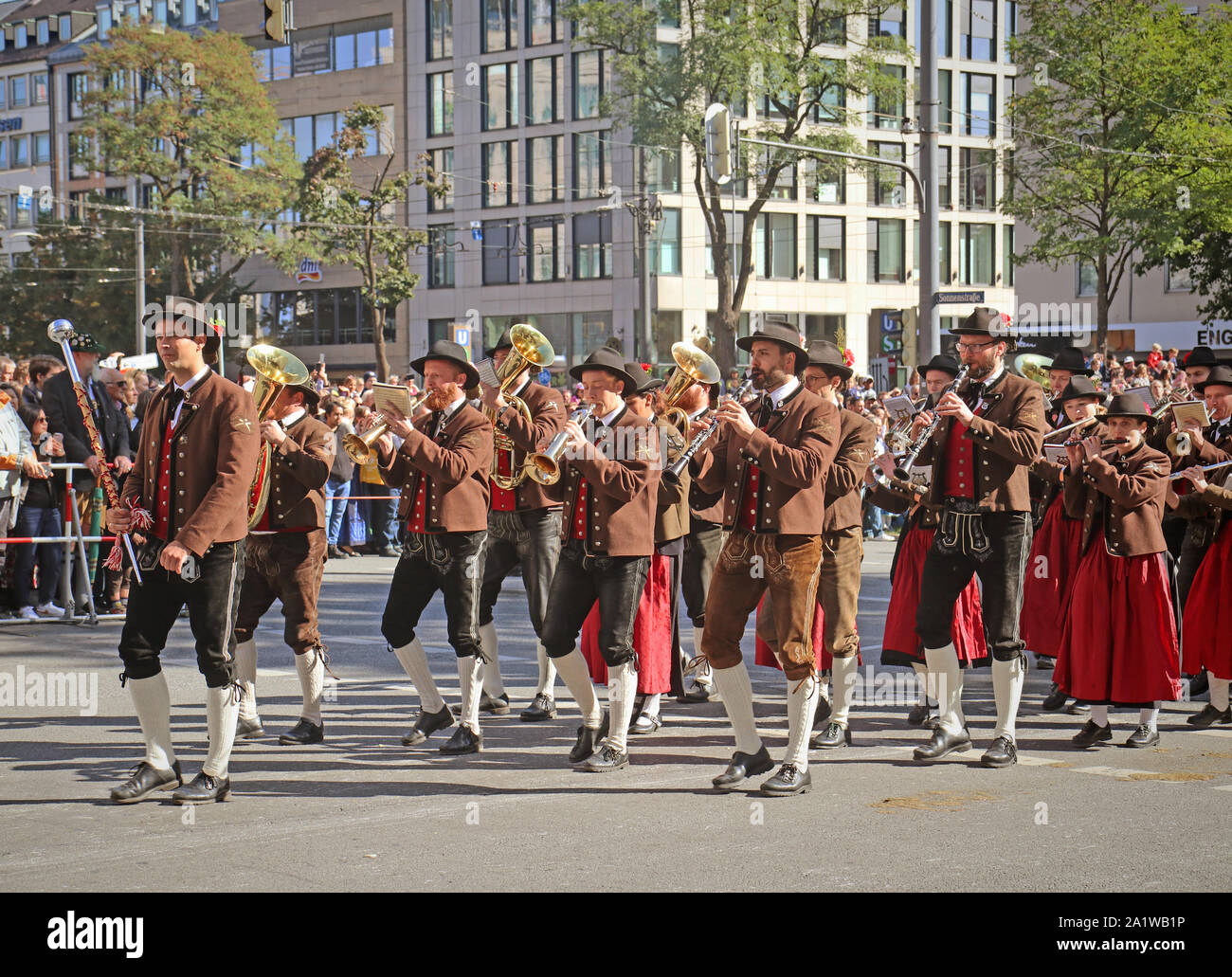 MUNICH, ALLEMAGNE - le 22 septembre 2019 Grande entrée de l'Oktoberfest, les locateurs et les brasseries, parade festive de magnifiques voitures décorées et ban Banque D'Images