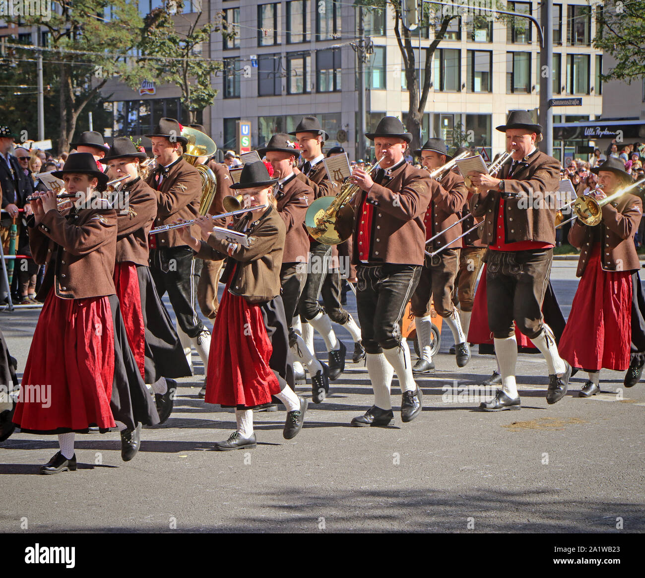MUNICH, ALLEMAGNE - le 22 septembre 2019 Grande entrée de l'Oktoberfest, les locateurs et les brasseries, parade festive de magnifiques voitures décorées et ban Banque D'Images