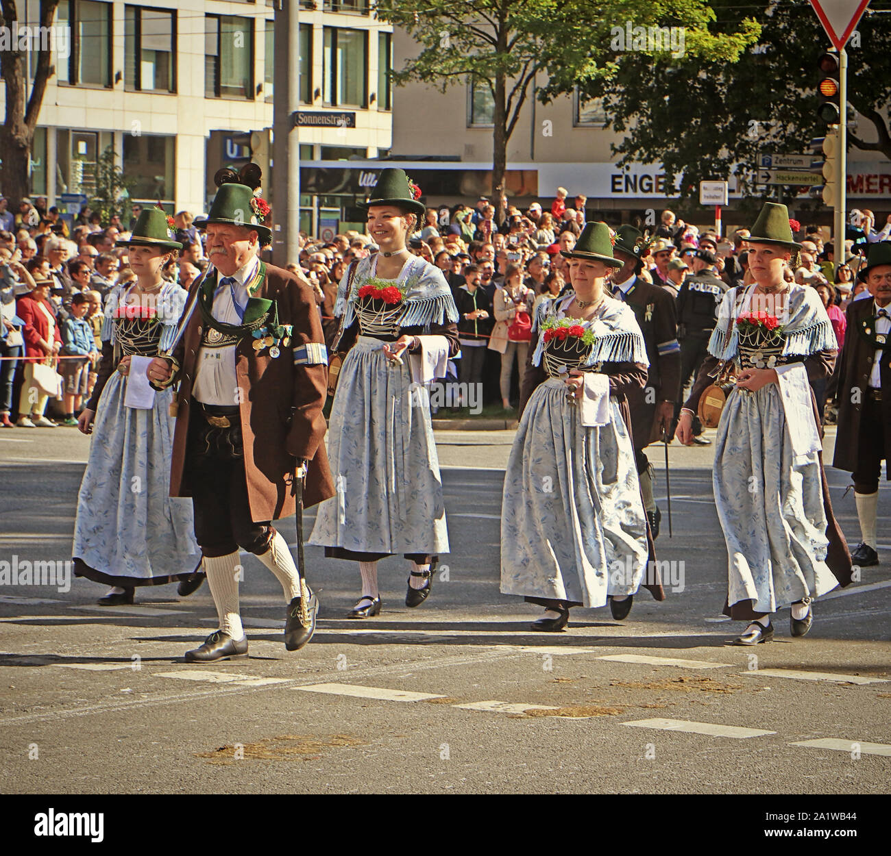 MUNICH, ALLEMAGNE - le 22 septembre 2019 Grande entrée de l'Oktoberfest, les locateurs et les brasseries, parade festive de magnifiques voitures décorées et ban Banque D'Images