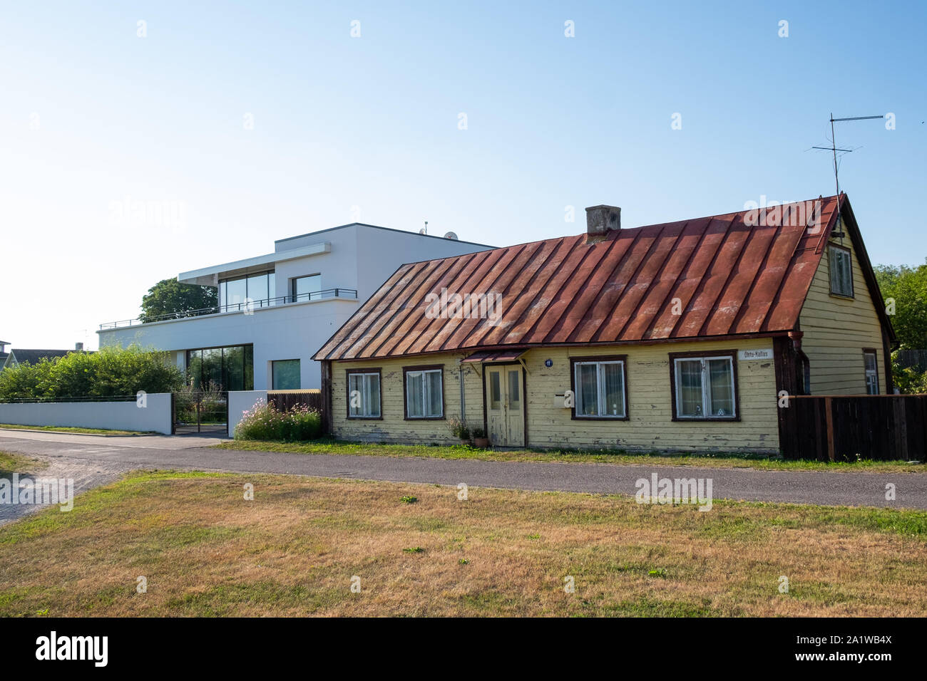 L'extérieur de l'architecture moderne à côté d'un revêtement en bois ancien immeuble du patrimoine à Haapsalu, Estonie, Laanemae Comté Banque D'Images