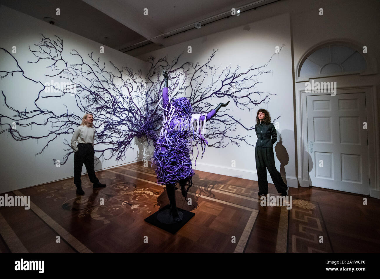 Londres, Royaume-Uni. Sep 29, 2019. Une inversion de rétrograder, scène 2, 2013 - Somerset House de la nouvelle exposition de l'artiste Mary Sibande sud-africain, je suis venu en point, présenté en collaboration avec 1-54 Contemporary African Art Fair, est capturé avant son ouverture le jeudi 3 octobre 2019 à Londres. Crédit : Guy Bell/Alamy Live News Banque D'Images