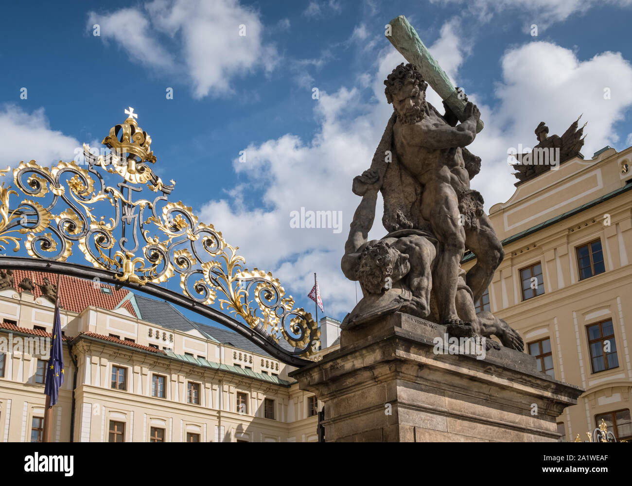 Le Château de Prague, Hradcany, Prague, République tchèque. 18ème siècle de grandes statues ornent le Titan lutte château entrée principale (aussi connu comme des géants de la porte). Banque D'Images