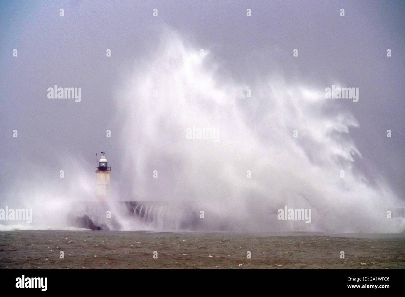 Newhaven, East Sussex, UK. 29 septembre 2019. De forts vents apportent de grandes vagues à Newhaven Harbour, East Sussex, devant plus de temps incertain cette semaine. © Peter Cripps/Alamy Live News Banque D'Images