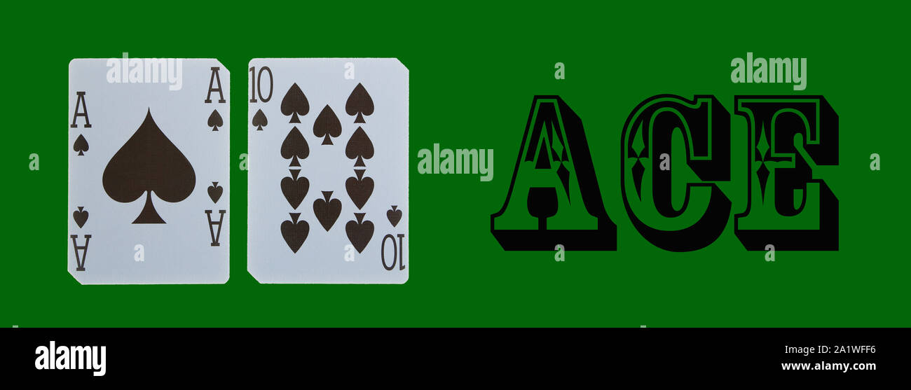 Croupier joueur tenant en main card as de pique sur la table verte Banque D'Images