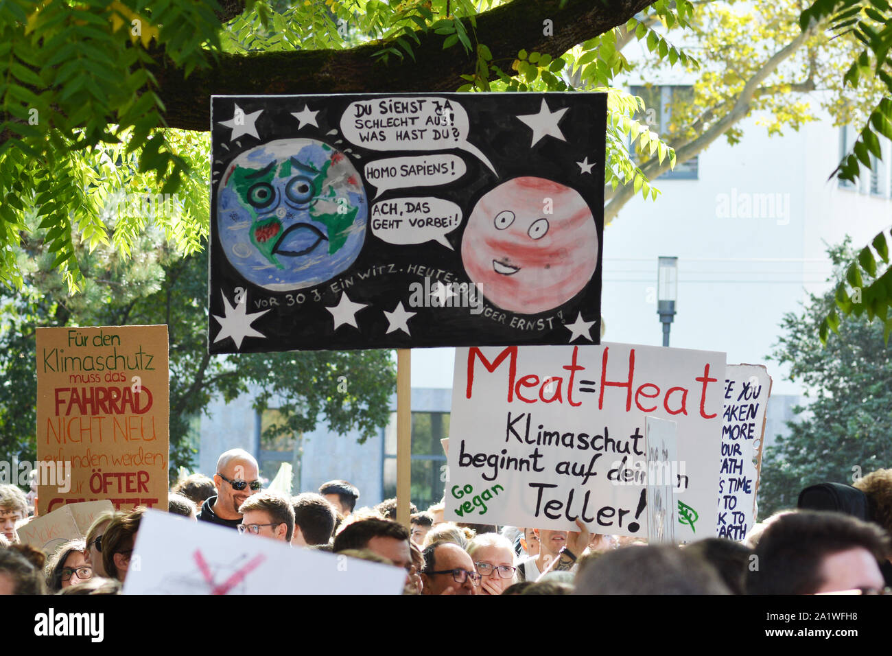 L'allemand pancartes tenues par les jeunes au cours de Changements Climatiques Mondiaux / grève vendredi pour l'avenir Banque D'Images