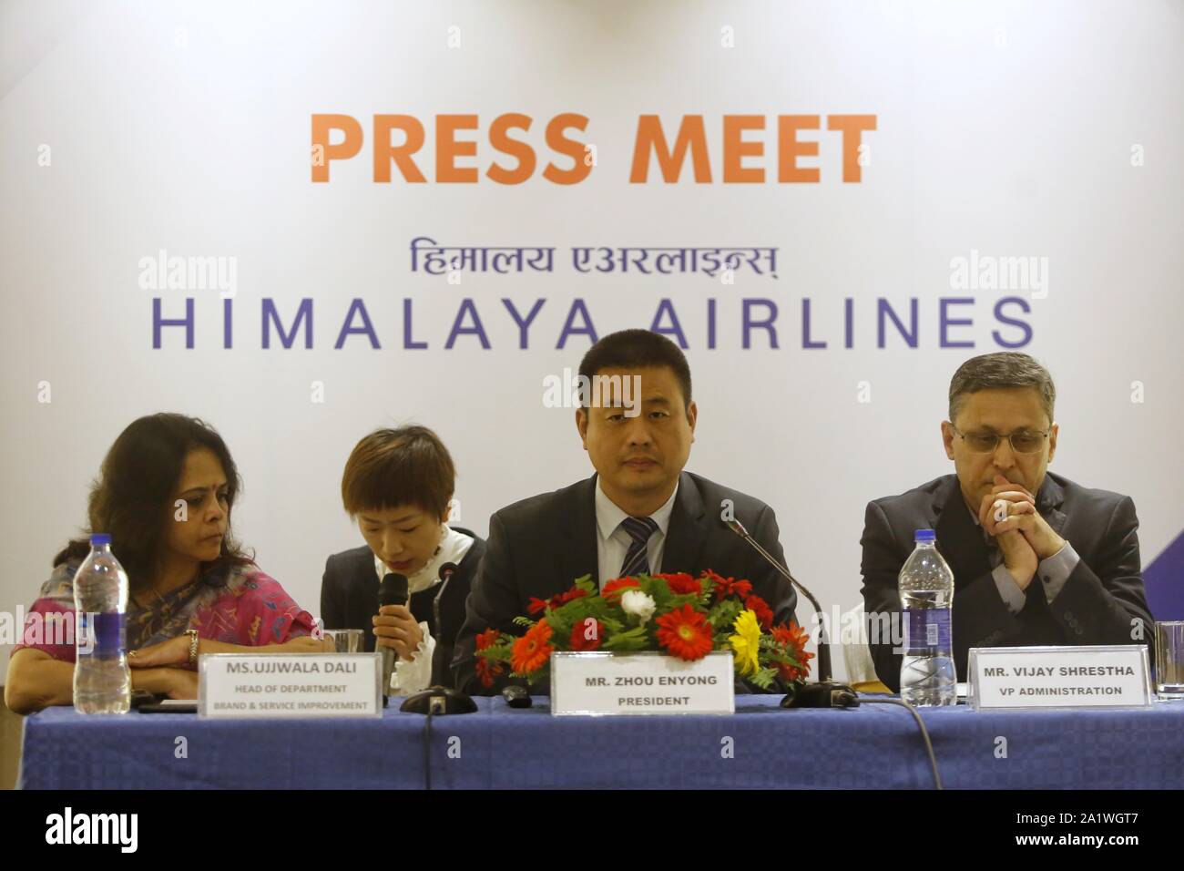 Katmandou, Népal. Sep 29, 2019. Zhou Enyong (C), le président de l'Himalaya, les compagnies aériennes et les représentants de l'entreprise assister à une rencontre de presse à Katmandou, Népal, 29 Septembre, 2019. Himalaya Airlines, joint-venture Nepal-China airlines le dimanche a annoncé le changement de côté de l'actionnaire du Chinois avec le Tibet airlines sortant par la coentreprise partenariat. Credit : Sulav Shrestha/Xinhua/Alamy Live News Banque D'Images