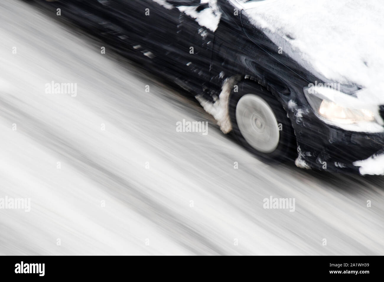 Détail d'un flou abstrait voiture conduite sur la ville vide street durant une chute de neige Banque D'Images