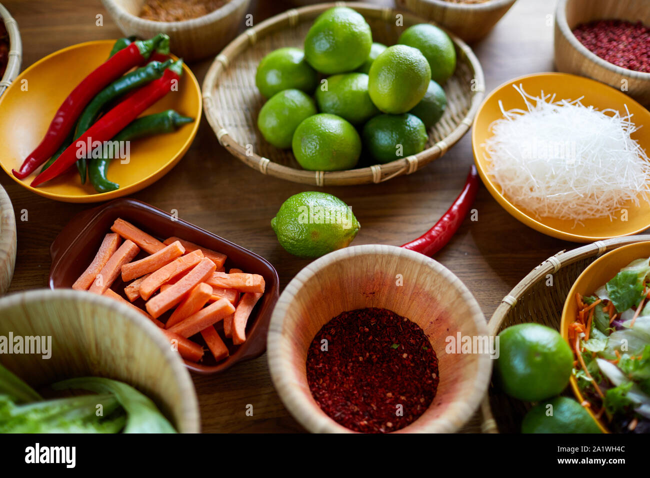 Image de fond de diverses épices orientales et des ingrédients alimentaires mis sur table en bois dans la cuisine, copy space Banque D'Images