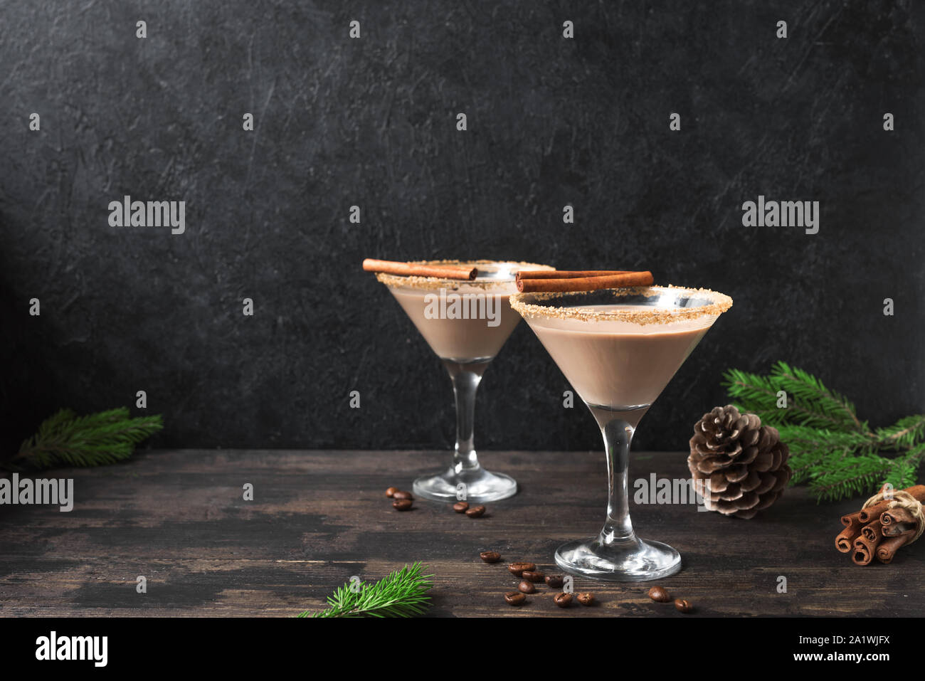 Irish Cream Cocktail au verre pour Noël sur fond de bois foncé, Close up. Cocktail café fête faits maison pour les vacances d'hiver. Banque D'Images