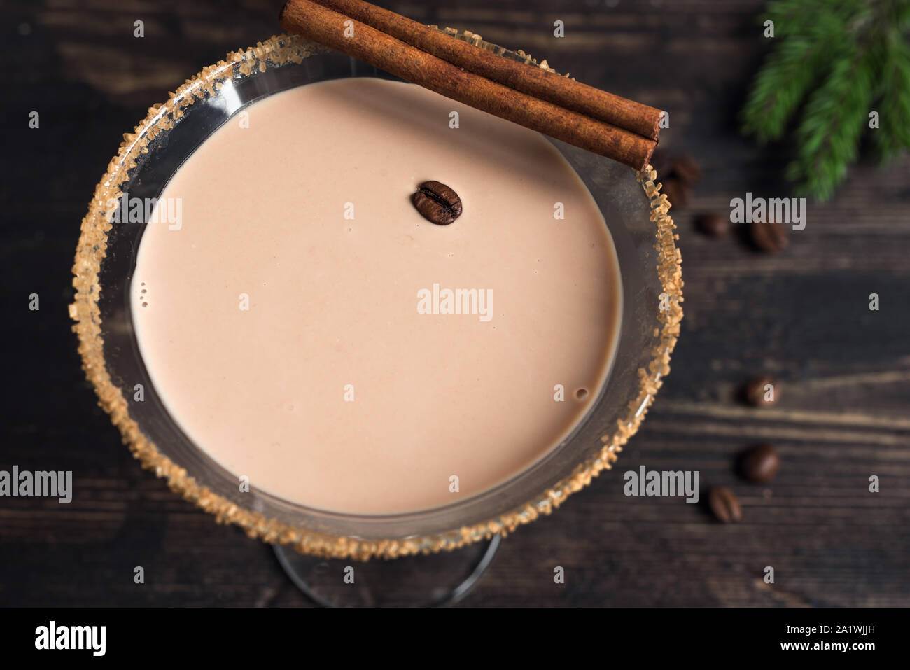 Irish Cream Cocktail au verre pour Noël sur fond de bois foncé, Close up. Cocktail café fête faits maison pour les vacances d'hiver. Banque D'Images