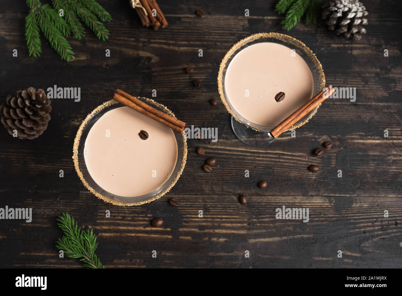 Café ou crème de cocktail dans le verre pour Noël sur fond de bois foncé, copiez l'espace. Cocktail café fête faits maison pour les vacances d'hiver. Banque D'Images