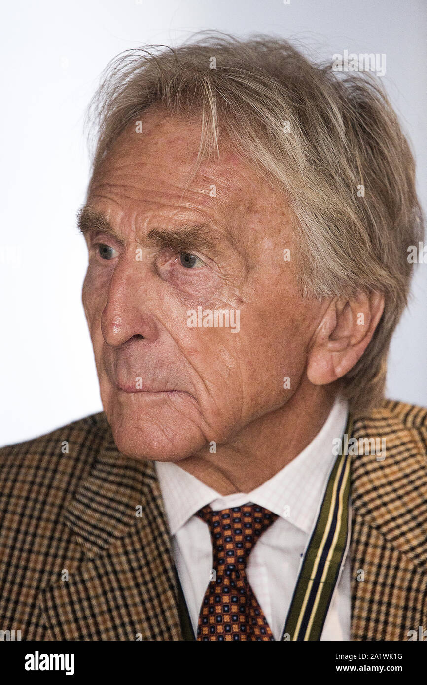 Derek Bell, (cinq fois vainqueur du Mans), au Goodwood Revival 14 Sept 2019 à Chichester, Angleterre. Copyright Michael Cole Banque D'Images