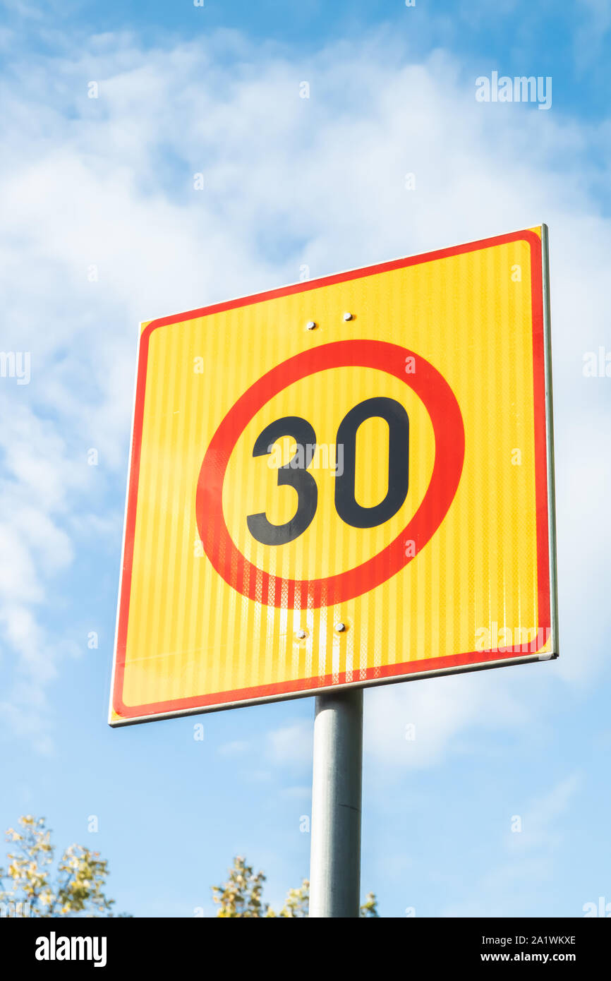 Panneau de signalisation de limite de vitesse de 30 km h Banque de ...