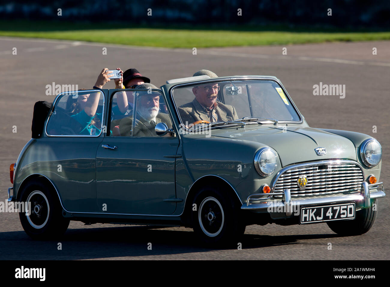 Cabriolet Mini dans la piste "parade célébrant 65 ans de la mini' au Goodwood Revival 14 Sept 2019 à Chichester, Angleterre. Copyright Banque D'Images