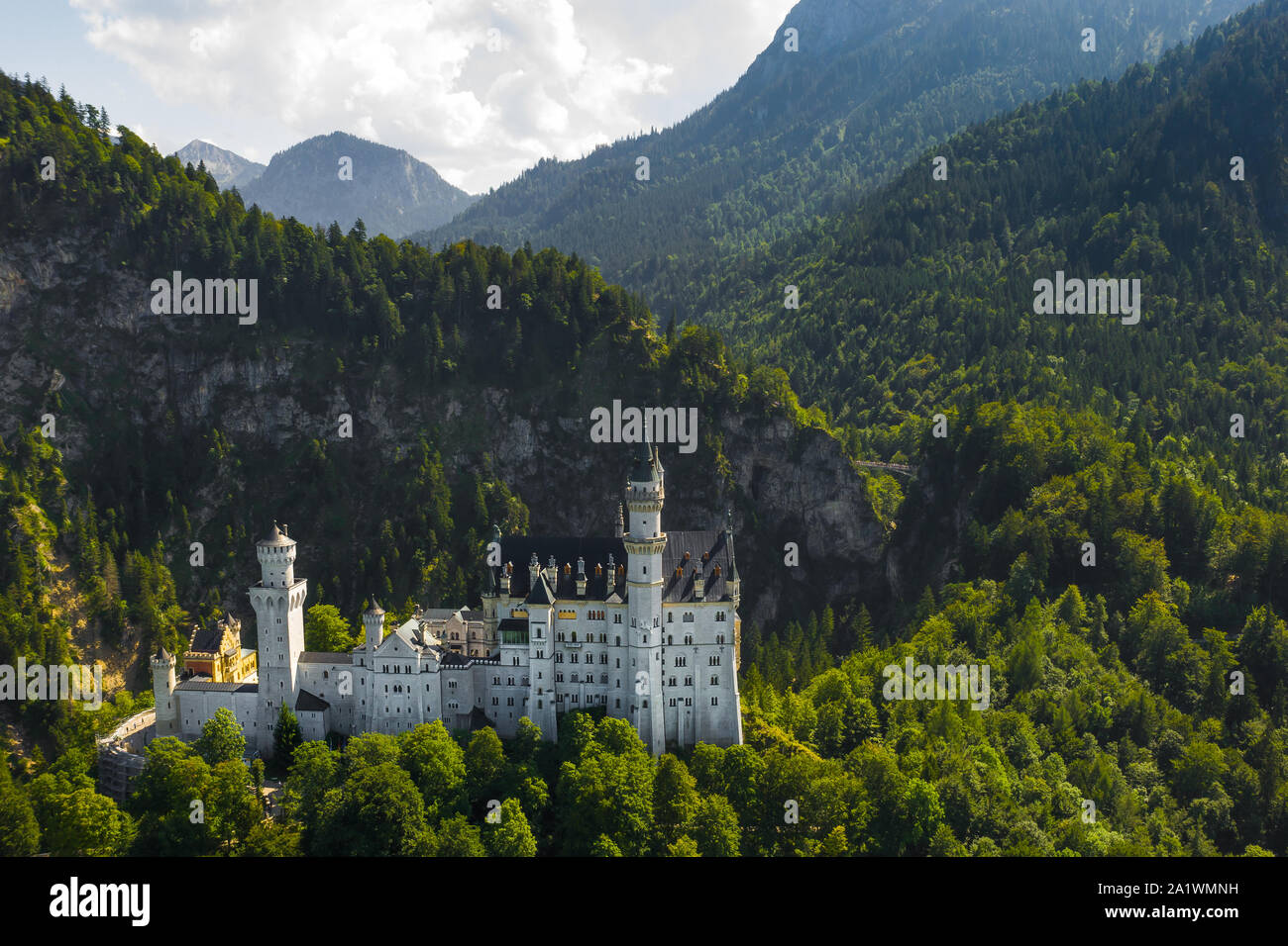 Vue aérienne sur le château de Neuschwanstein Schwangau, Bavière, Allemagne. Drone photo des Alpes paysage avec des arbres et des montagnes. Banque D'Images