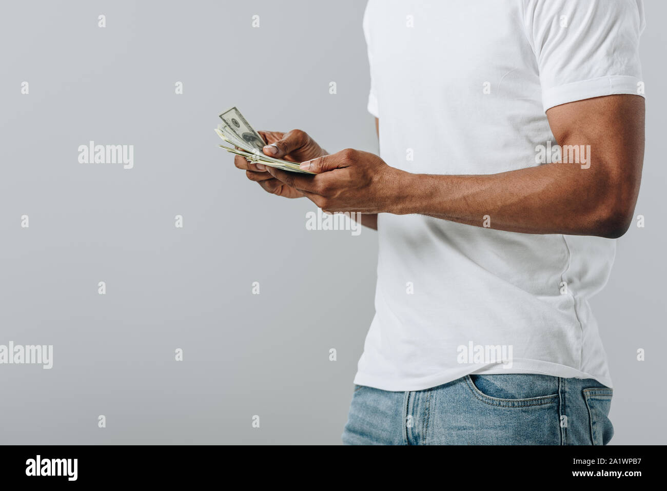Portrait of African American man billets dollar comptage isolé sur gray Banque D'Images