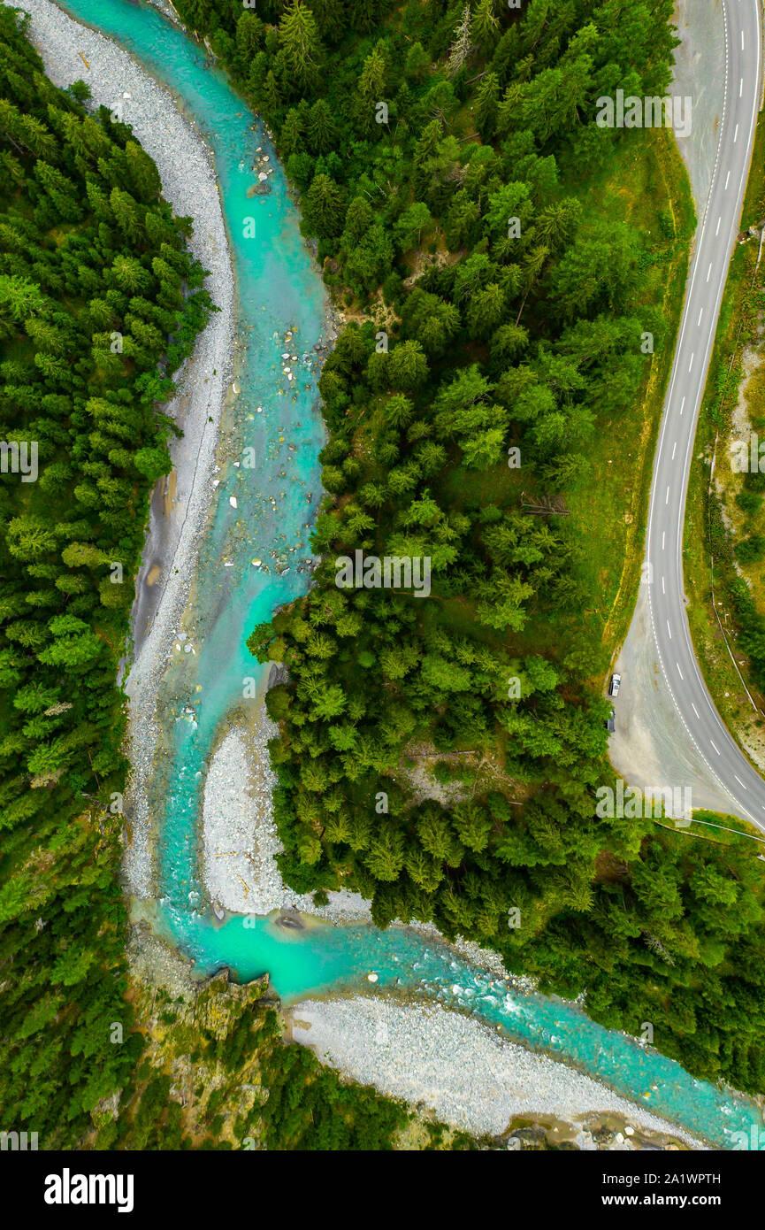 Inn rivière qui coule dans la forêt en Suisse. Vue aérienne du drone sur un fleuve bleu dans les montagnes Banque D'Images