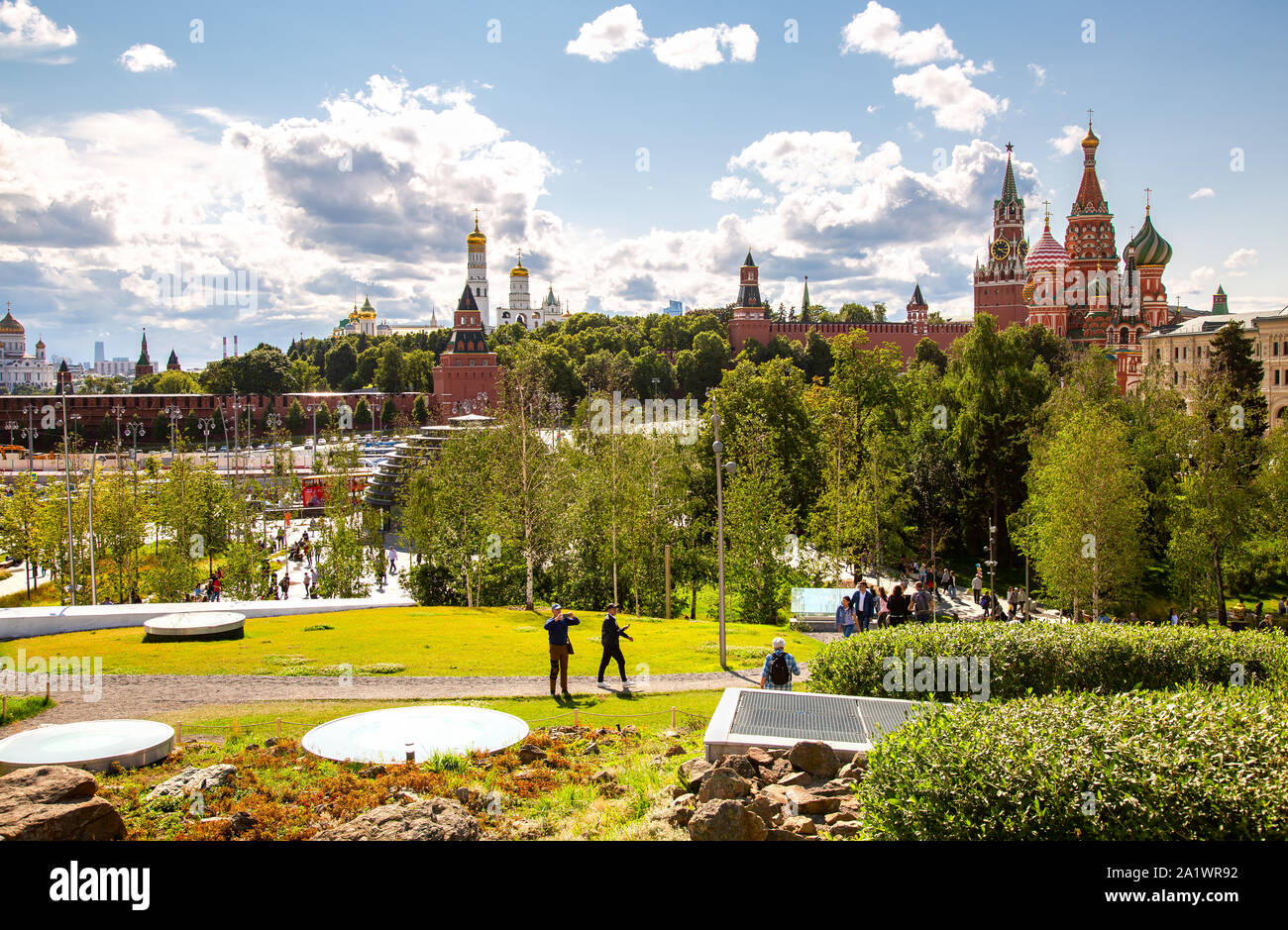 Moscou, Russie - le 7 juillet 2019 : le Kremlin, la cathédrale de Vasily béni (St. La Cathédrale Saint-Basile), avec le parc Zaryadye à Moscou Banque D'Images