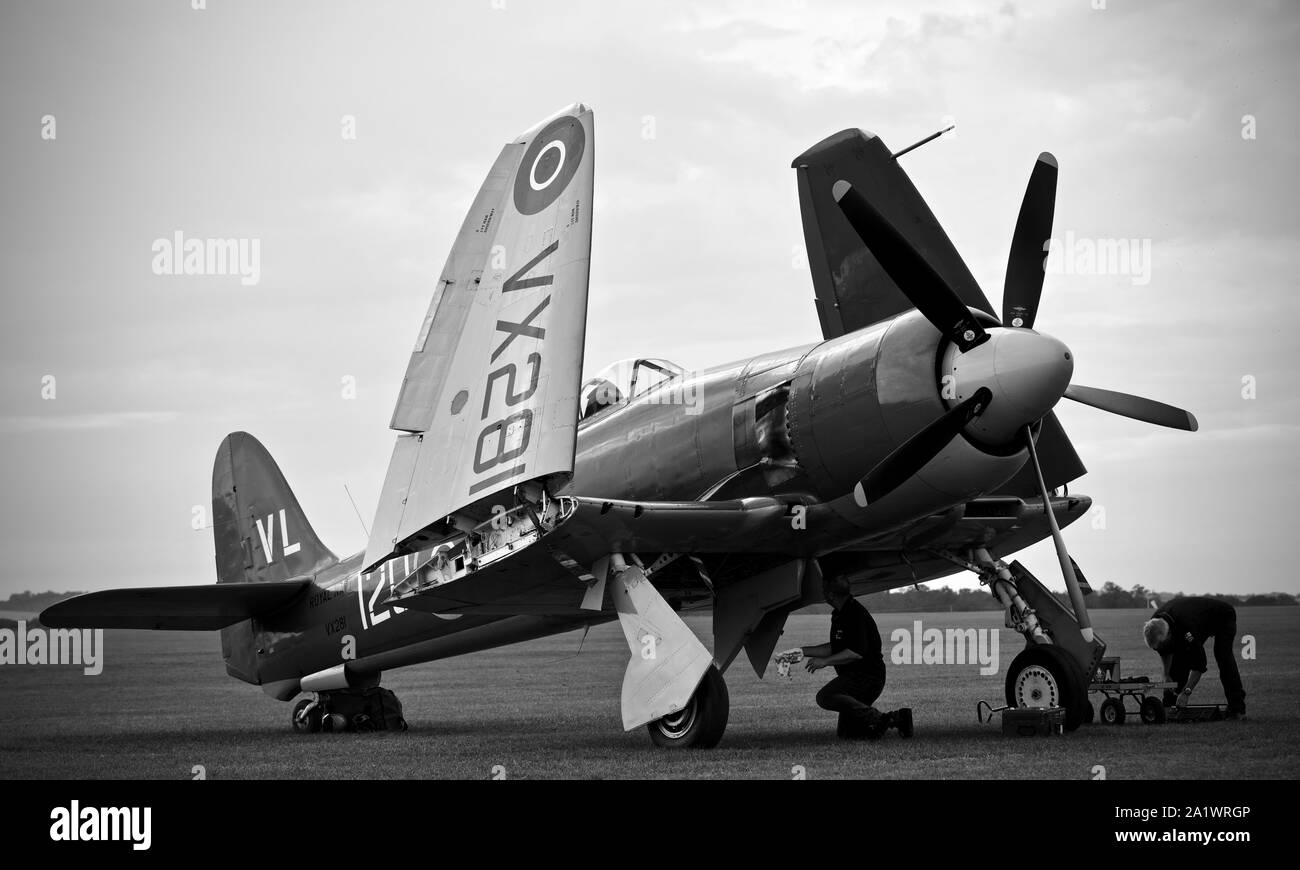 Sea Fury T.20 G-RNHF (VX281) avec les ailes repliées sur la piste à la bataille d'Angleterre 2019 à l'IWM Duxford Airshow sur le 22 septembre 2019 Banque D'Images