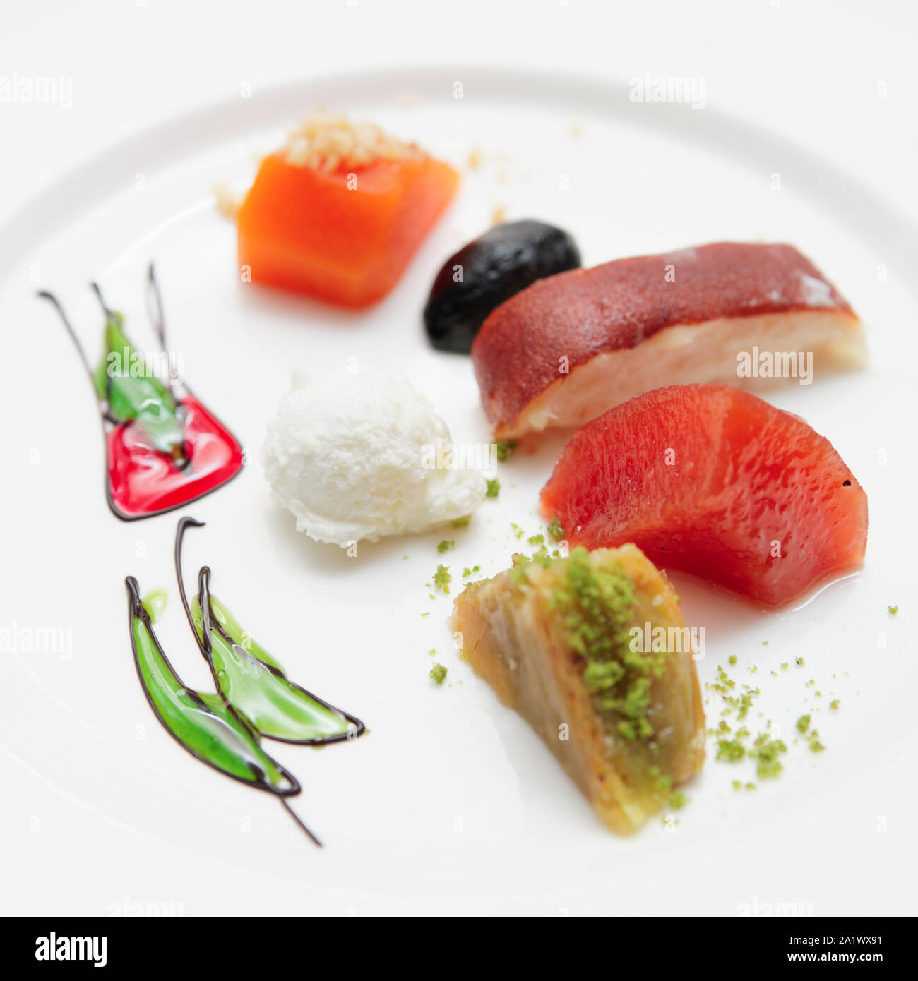 Ensemble de desserts turcs sur la plaque Banque D'Images