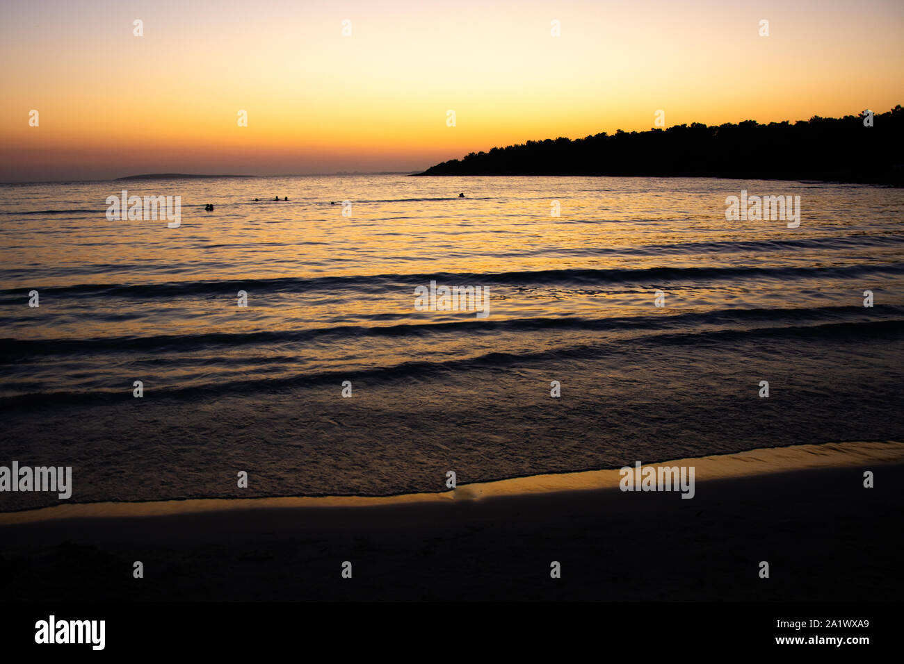 Beaux nuages sur la mer, le lever du soleil Banque D'Images