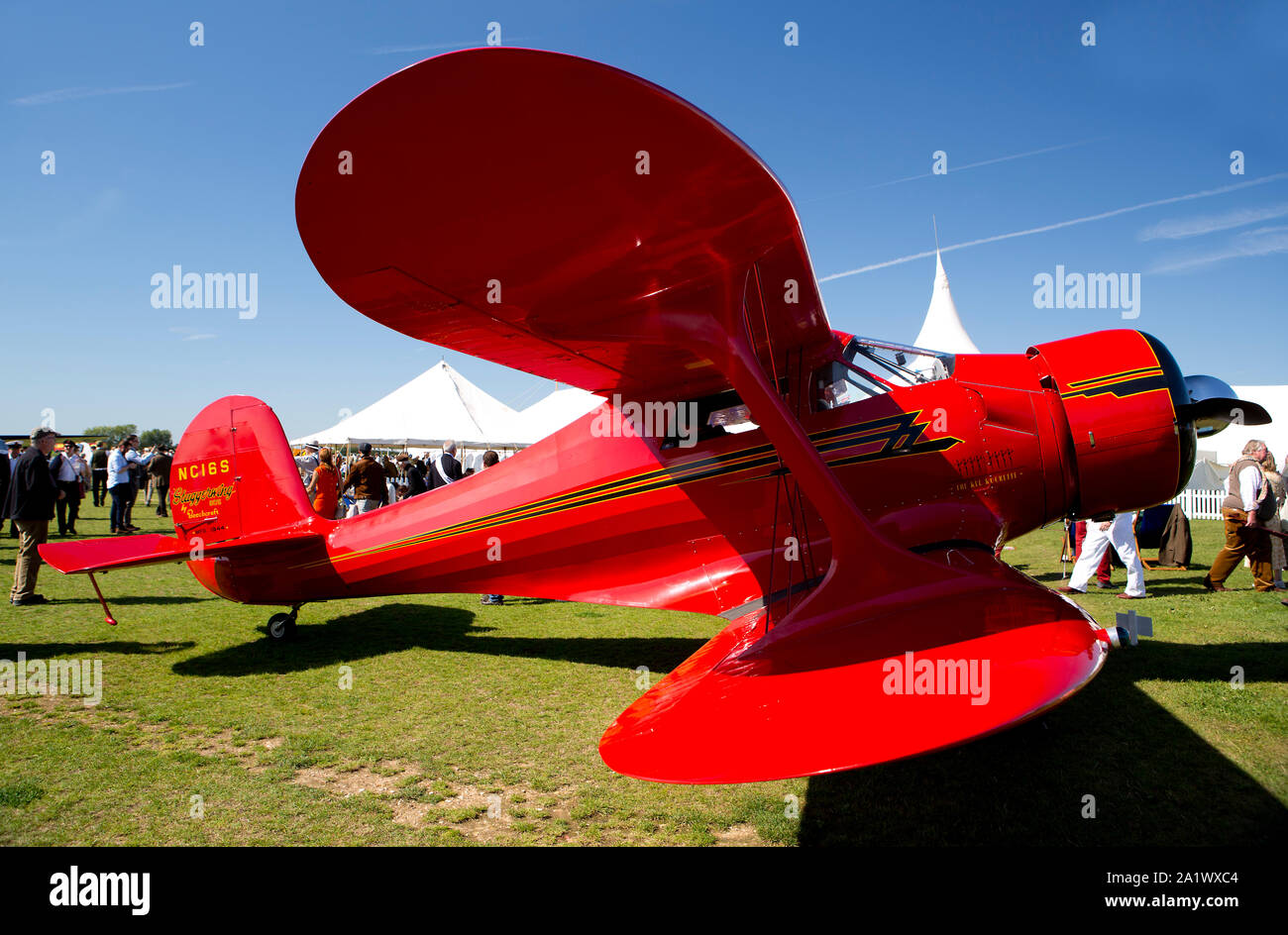 1944 Beechcraft D-17S Staggerwing byplane avion au Goodwood Revival 14 Sept 2019 à Chichester, Angleterre. Copyright Michael Cole Banque D'Images