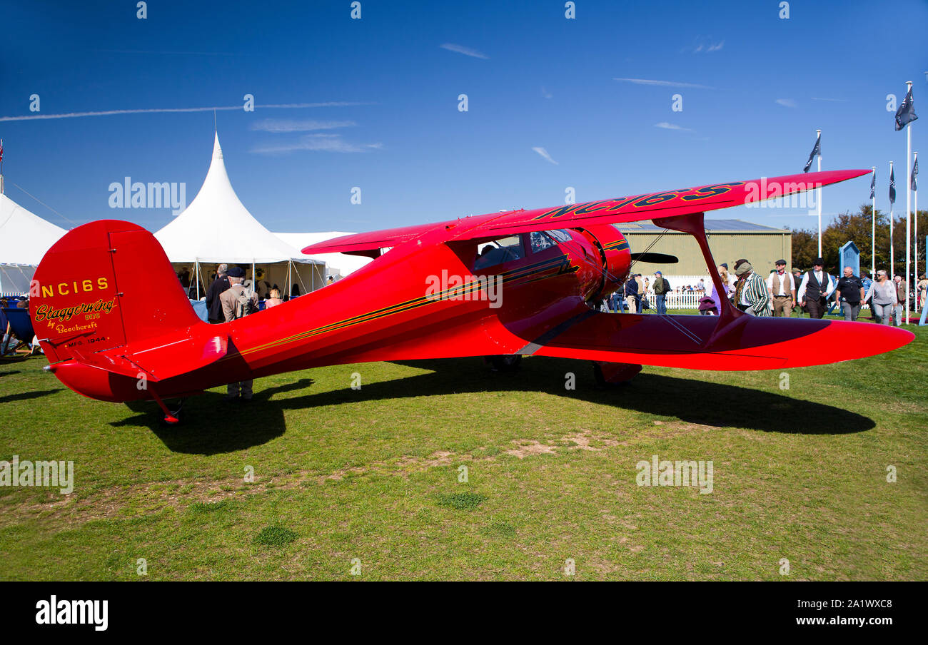 1944 Beechcraft D-17S Staggerwing byplane avion au Goodwood Revival 14 Sept 2019 à Chichester, Angleterre. Copyright Michael Cole Banque D'Images