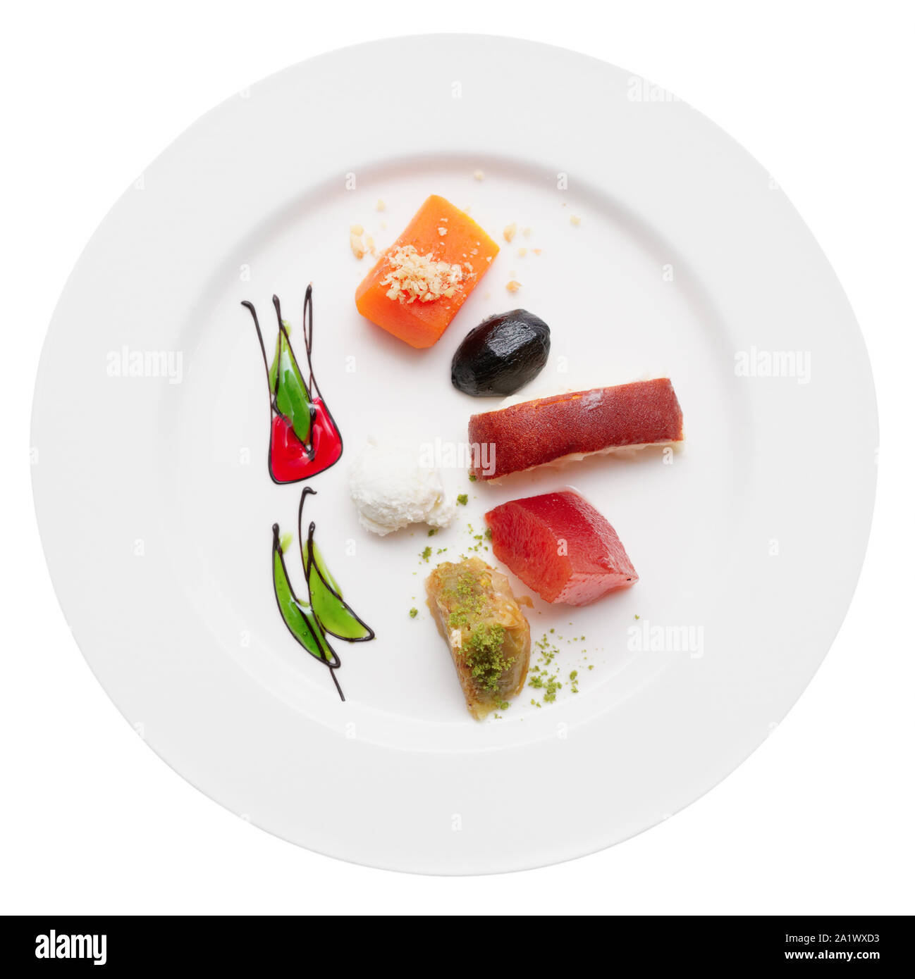 Desserts turcs sur la plaque, isolé sur fond blanc Banque D'Images