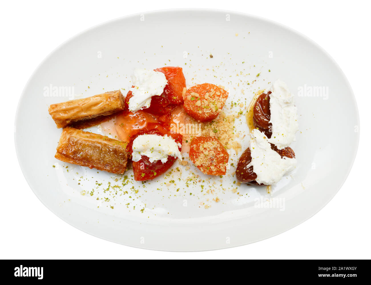 Desserts turcs sur la plaque, isolé sur fond blanc Banque D'Images