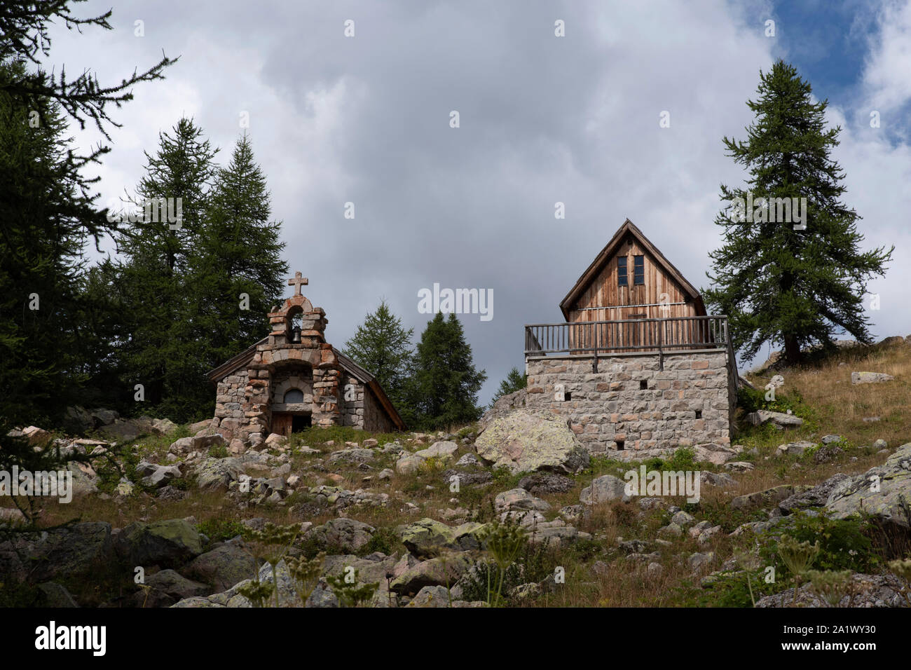 Ancienne église et vieille maison de bois dans les montagnes dans les Alpes en France Banque D'Images