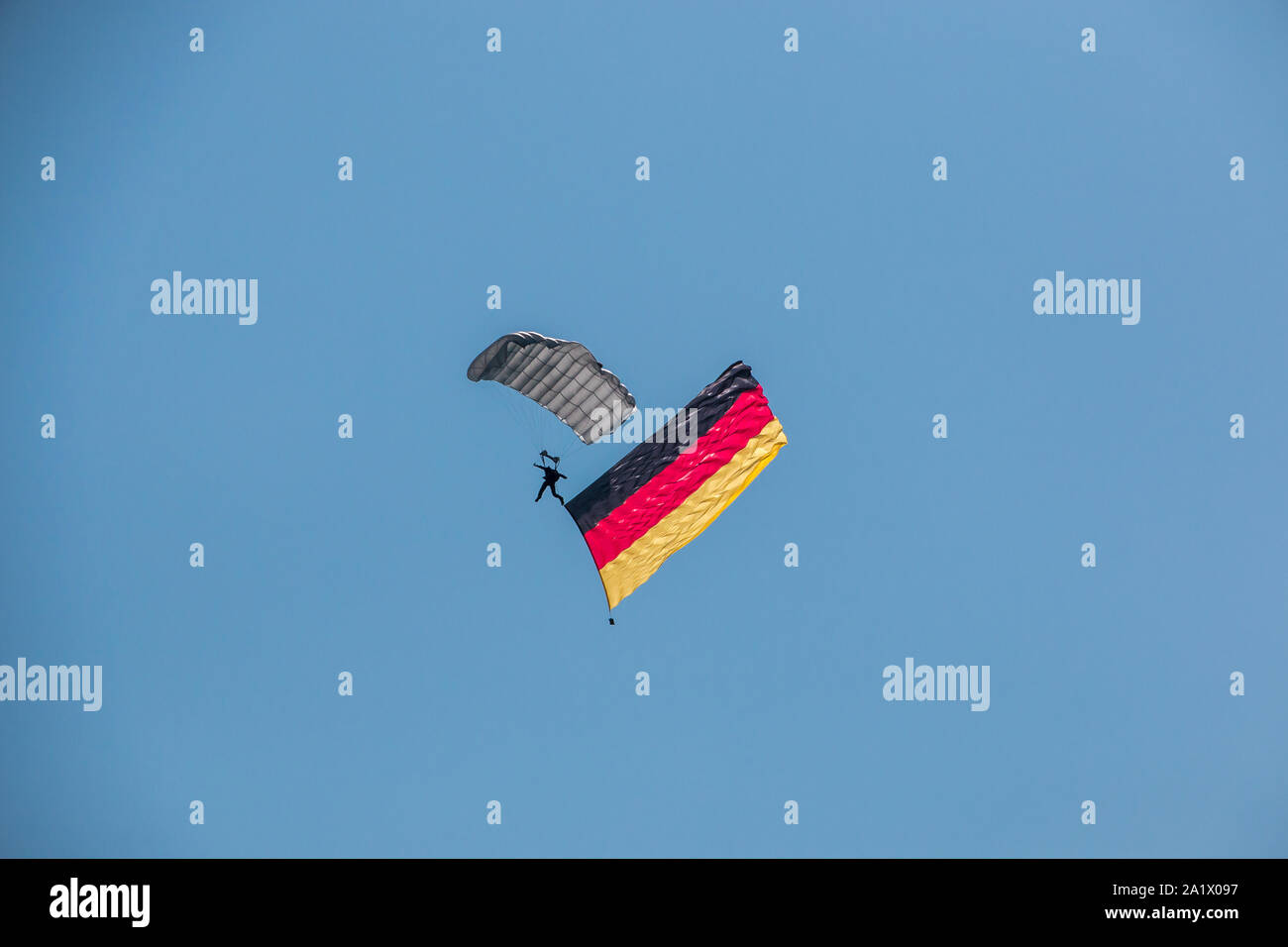 Parachutiste allemand en l'air avec drapeau allemand Banque D'Images