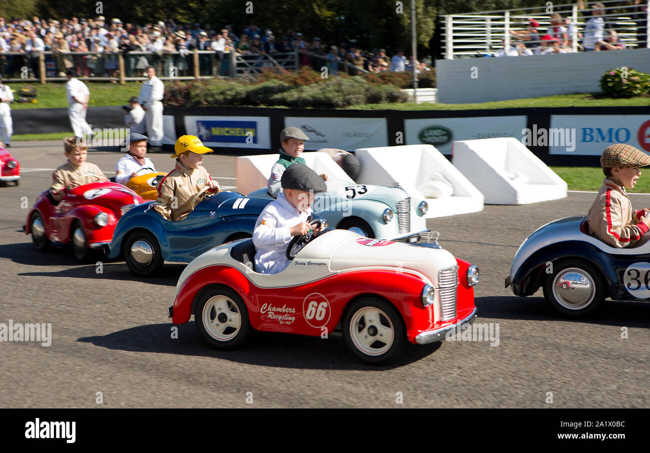 Les enfants dans leurs vintage Austin J40 voitures à pédales comme saisi dans la course à la coupe Settrington Goodwood Revival 14 Sept 2019 à Chichester, Angleterre. Banque D'Images