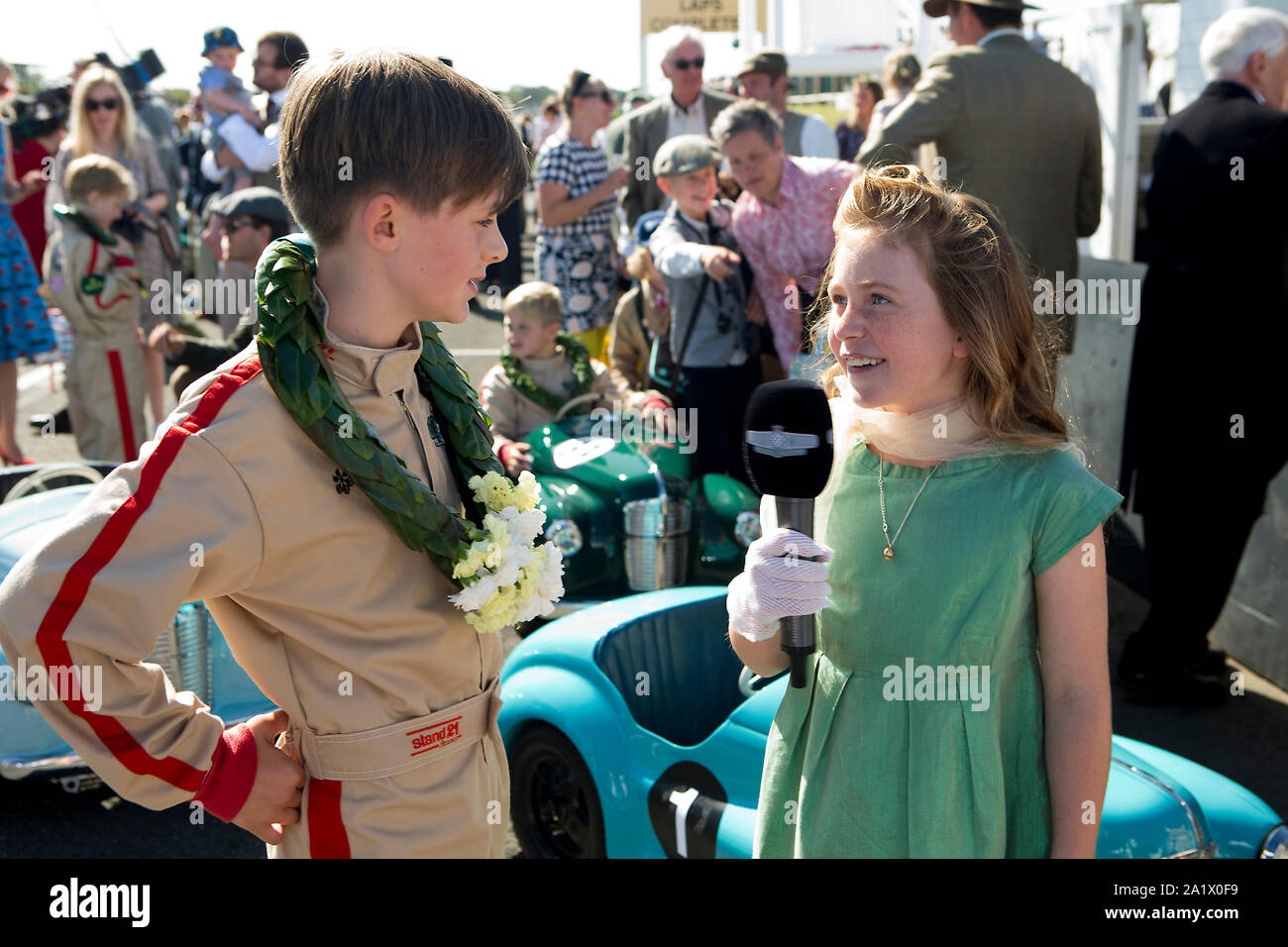 'Enfant' interview vainqueur de la coupe de Settrington vintage Austin J40 voitures à pédales. La course à la coupe Settrington Goodwood Revival 14 sept. Banque D'Images