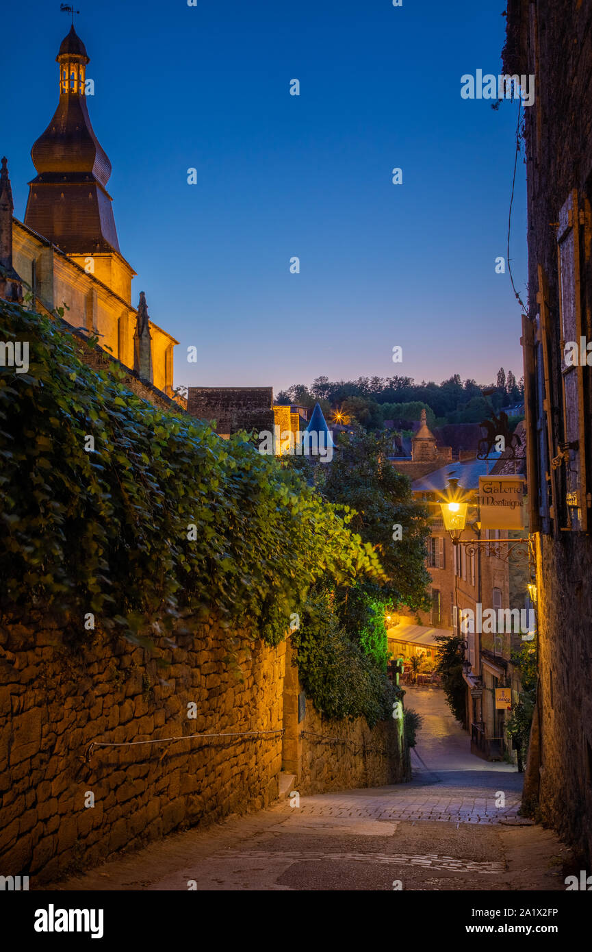 Sarlat-la-Canéda, ou simplement de Sarlat, est une commune française, située dans le département de la Nouvelle-Aquitaine dans le sud-ouest de la France. La ville de Sarlat est dans une r Banque D'Images