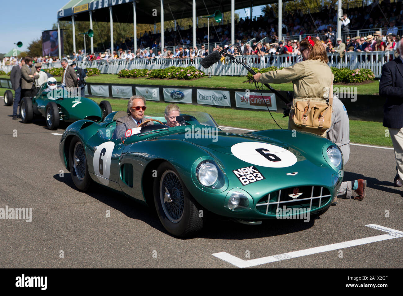 Le duc de Richmond, (Charles Gordon-Lennox), et Lady Susie Moss dans un 1957 Aston Martin DBR1 (1959, Le Mans voiture gagnante), au cours de la 1959 TT RAC Tra Banque D'Images