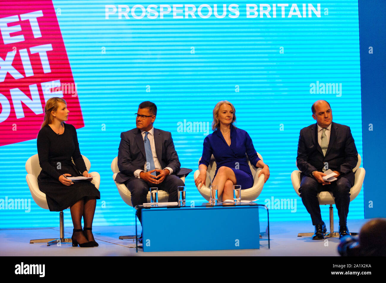 Manchester, UK. 29 septembre 2019. Sophia Gaston, directeur du British Foreign Policy Group, préside un groupe de discussion avec le secrétaire d'État au Développement International, Alok Sharma MP, Secrétaire d'État chargé du Commerce international et président de la Chambre de commerce, Elizabeth Truss, député et secrétaire d'État à la défense, le très honorable député Ben Wallace, le jour 1 de la 2019 conférence du parti conservateur à Manchester Central. Crédit : Paul Warburton/Alamy Live News Banque D'Images
