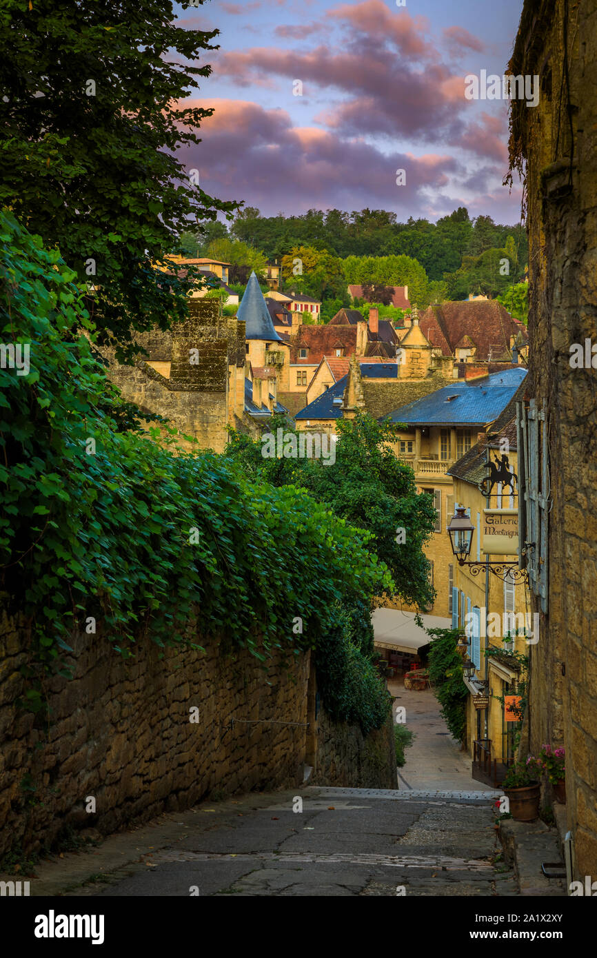 Sarlat-la-Canéda, ou simplement de Sarlat, est une commune française, située dans le département de la Nouvelle-Aquitaine dans le sud-ouest de la France. La ville de Sarlat est dans une r Banque D'Images