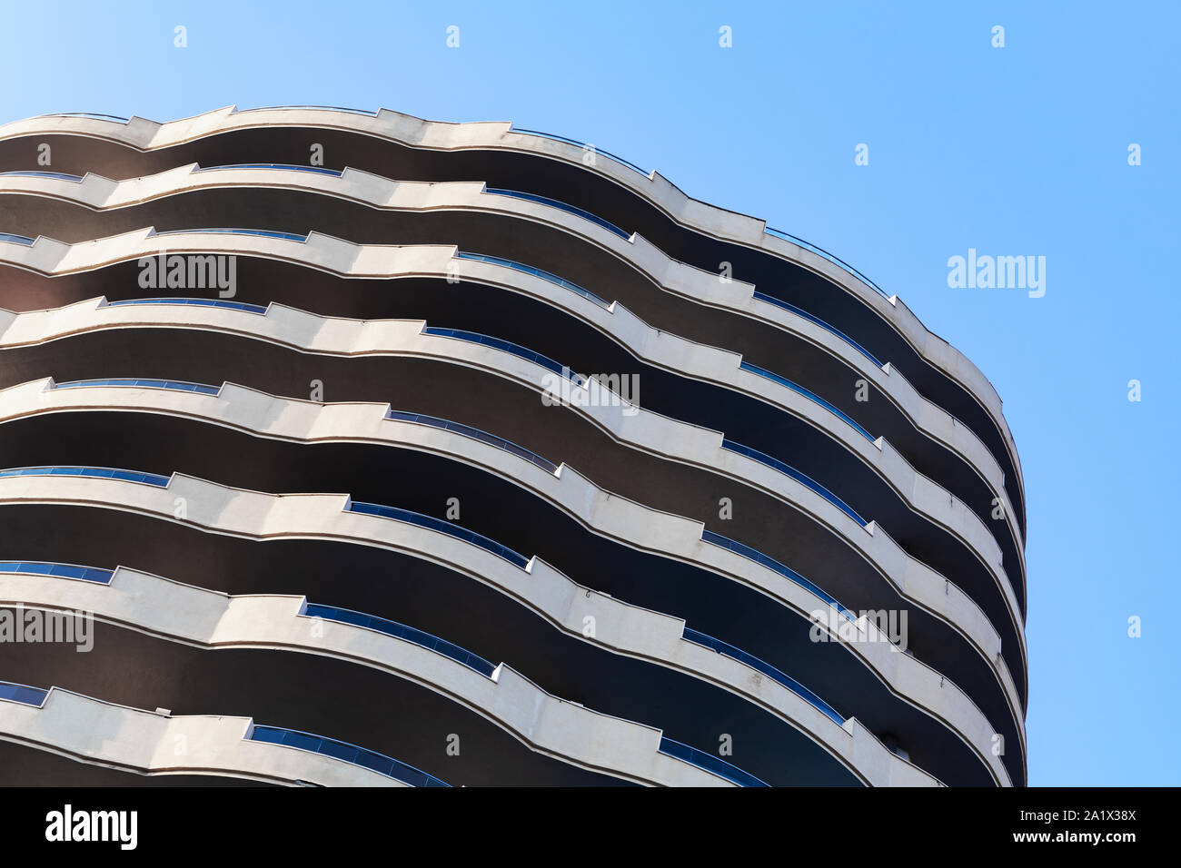 Résumé L'architecture contemporaine, l'arrière-plan la façade de l'immeuble moderne avec balcon fragment under blue sky Banque D'Images