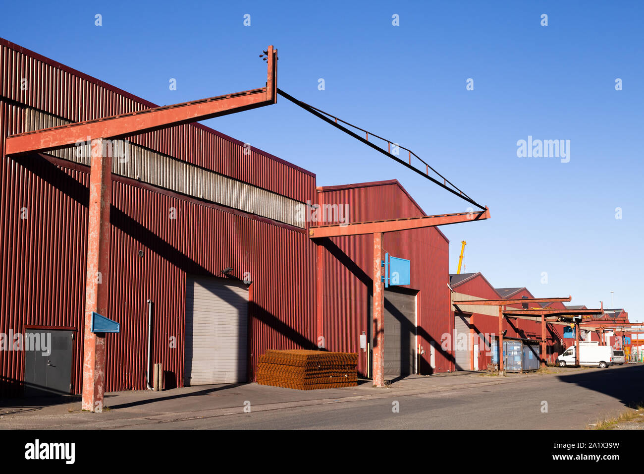 Vue sur la rue d'un quartier industriel de Trondheim, en Norvège. Les entrepôts du port rouge Banque D'Images