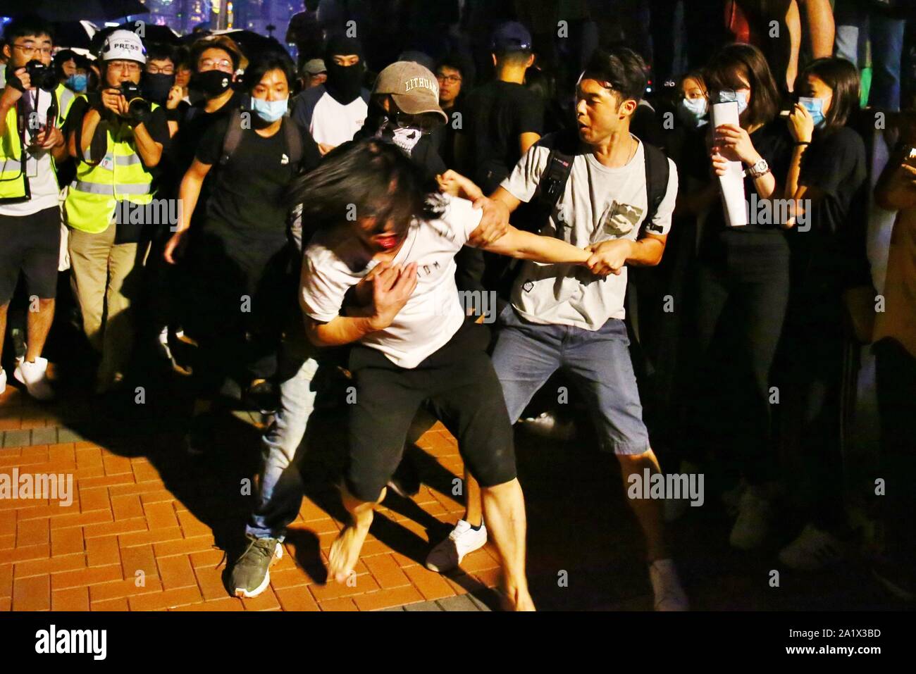 Hong Kong, Chine. 28 Sep, 2019. Centaines de milliers d'assister à une assemblée générale à Tamar Park, Amirauté, marquant le 5e anniversaire de circulation à Hong Kong. Ici, un citoyen chinois a obtenu dans une lutte avec les manifestants pro-démocratie après brandissant un drapeau chinois au cours de l'Assemblée générale. Gonzales : Crédit Photo/Alamy Live News Banque D'Images