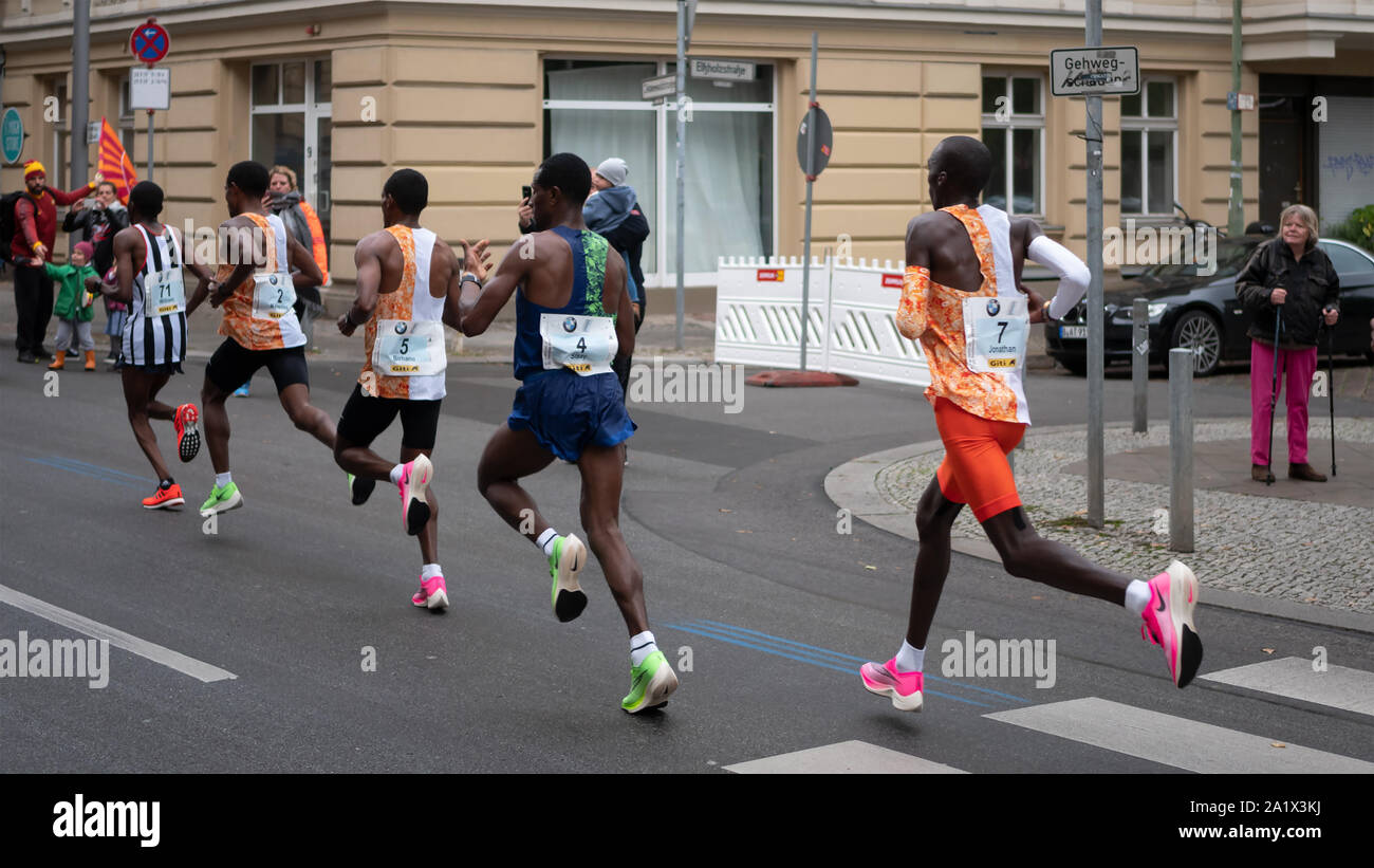 BERLIN, ALLEMAGNE - 29 septembre 2019 : Groupe de tête au Marathon de Berlin 2019 gagnant avec Kenenisa Bekele à Berlin, Allemagne Banque D'Images