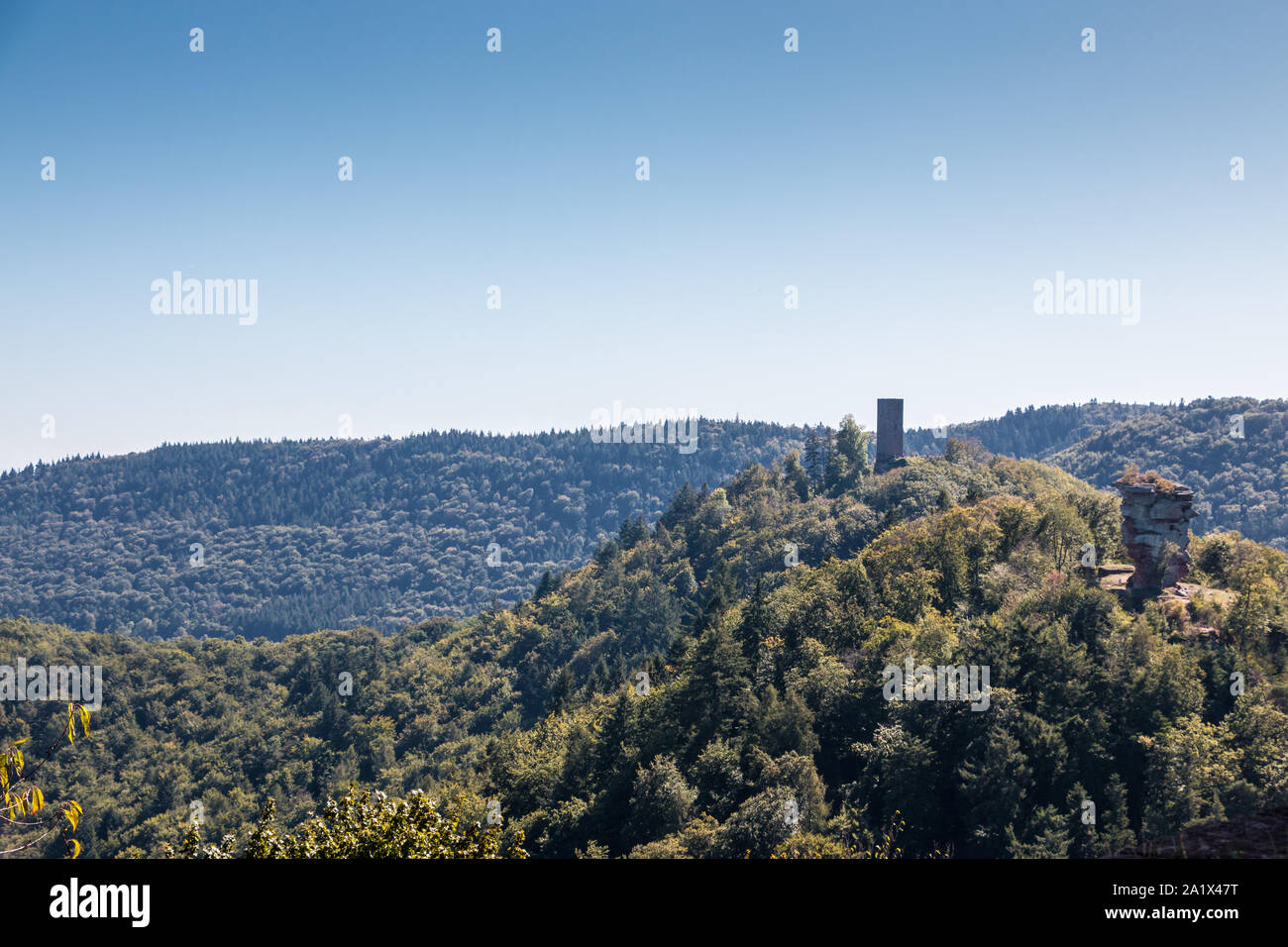 Grande colline avec un gros rocher et le vert de la forêt et de la civilisation Banque D'Images
