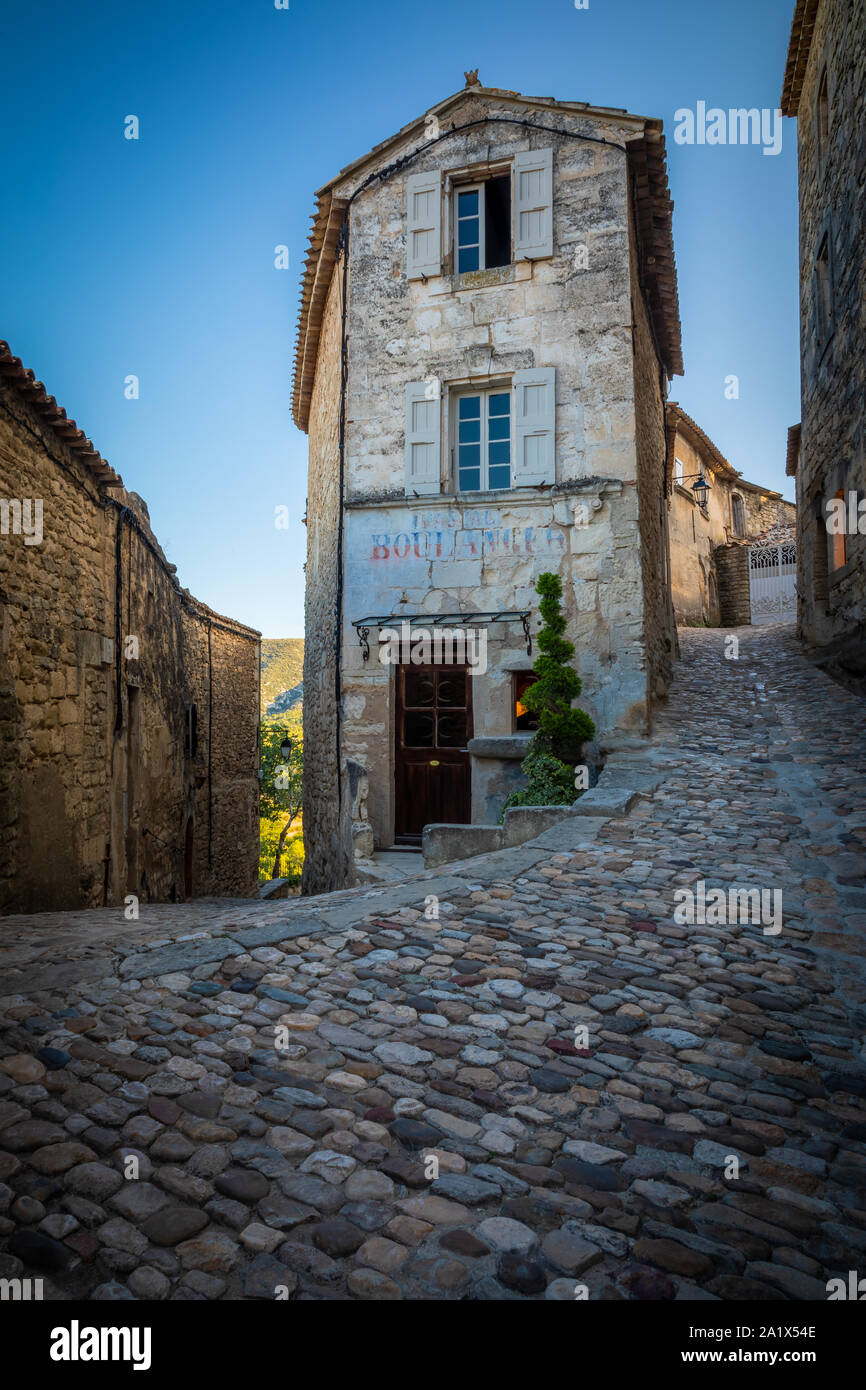 Lacoste est une commune française, située dans le département de Vaucluse et la région Provence-Alpes-Côte d'Azur. Lacoste est un pittoresque vieille mountai Banque D'Images
