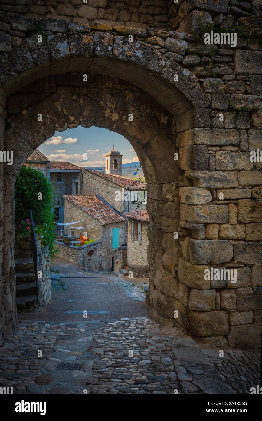 Lacoste est une commune française, située dans le département de Vaucluse et la région Provence-Alpes-Côte d'Azur. Lacoste est un pittoresque vieille mountai Banque D'Images