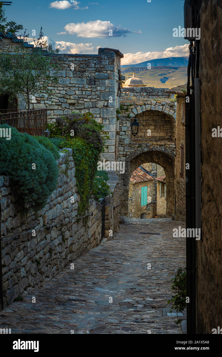 Lacoste est une commune française, située dans le département de Vaucluse et la région Provence-Alpes-Côte d'Azur. Lacoste est un pittoresque vieille mountai Banque D'Images