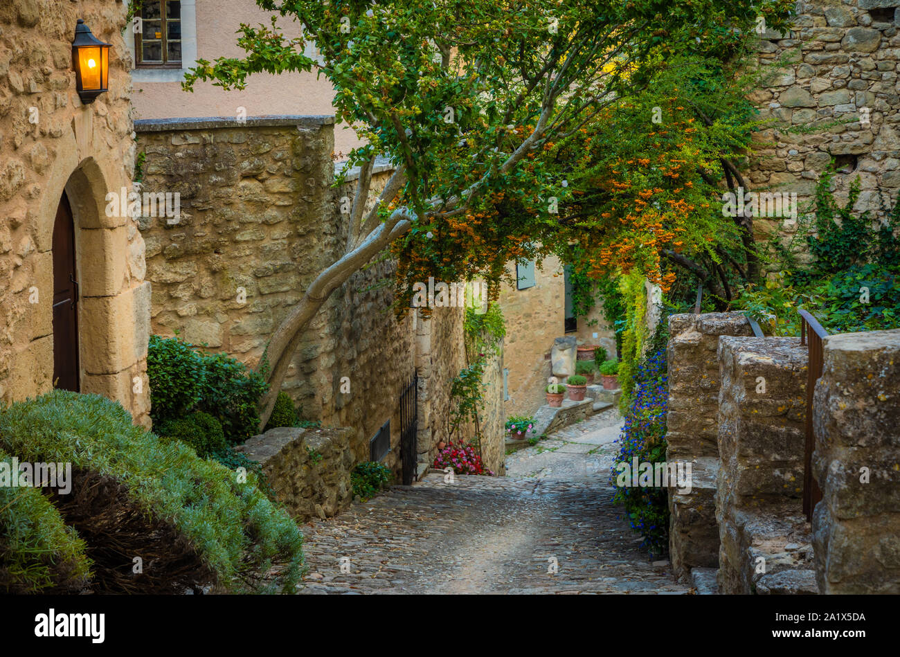 Lacoste est une commune française, située dans le département de Vaucluse et la région Provence-Alpes-Côte d'Azur. Lacoste est un pittoresque vieille mountai Banque D'Images