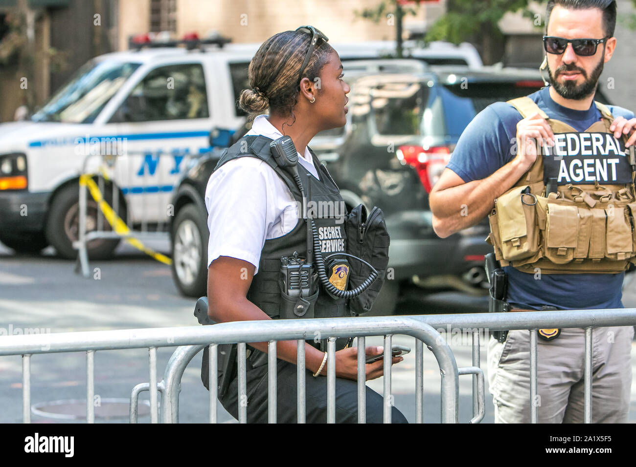 New York, 9/27/2019 : US federal agent et un agent des services secrets se tenir à un point de contrôle à Manhattan lors d'ASSEMBLÉE GÉNÉRALE DES NATIONS UNIES. Banque D'Images