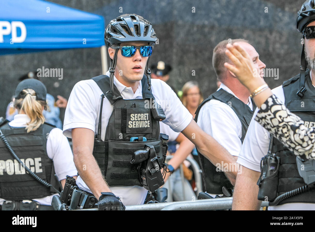 Paris, 9/27/2019 : agent des services secrets portant des lunettes et casque de vélo est à un poste de contrôle de la police à Manhattan lors d'ASSEMBLÉE GÉNÉRALE DES NATIONS UNIES. Banque D'Images