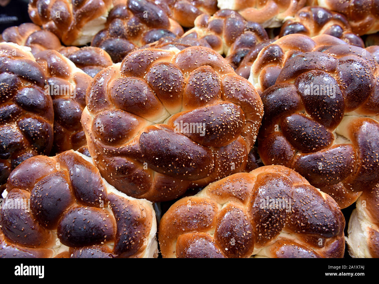 Jérusalem, Israël. Sep 29, 2019. Un close-up de sweet tour challah en dehors d'une boulangerie dans le marché Mahane Yehuda pour Roch Hachana, le Nouvel An juif, à Jérusalem, le dimanche, 29 Septembre, 2019. La challah symbolise le cycle éternel de la vie. Roch hachana est une maison de vacances de deux jours qui commence au coucher du soleil aujourd'hui, et est le début de la haute jours fériés. Assister les juifs synagogue où le shofar est soufflé un 100 fois le réveil de se repentir. Photo par Debbie Hill/UPI UPI : Crédit/Alamy Live News Banque D'Images